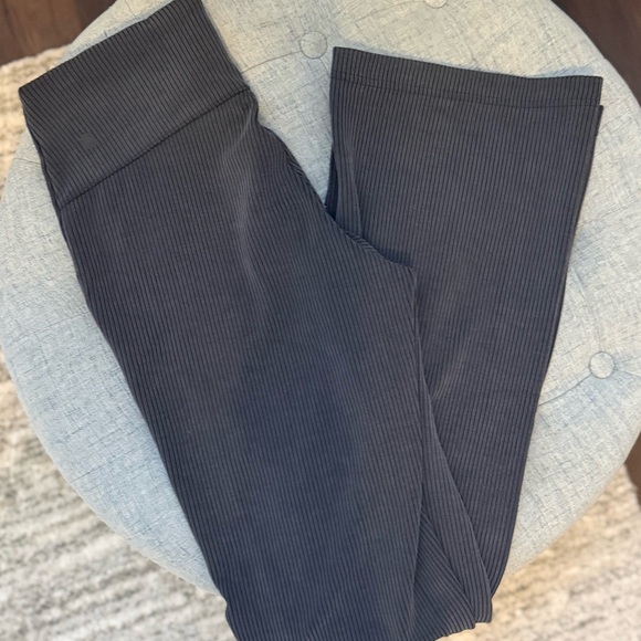 Lululemon Ribbed Softstreme 32.5” Flared Pant Black/Gray
Size 6💎EUC! Retail $138 - Picture 8 of 10